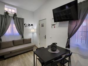 a living room with a couch and a table at Plan B Madrid Vallecas in Madrid