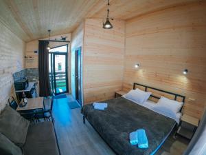 Un pat sau paturi într-o cameră la SAME Cottage Kazbegi