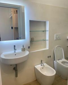 uma casa de banho com um lavatório e um WC em Villa Antioco em Cala Sapone