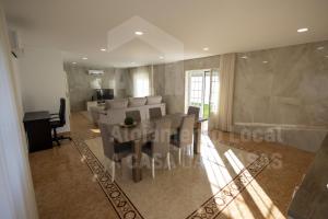 un comedor con mesa y sillas en una habitación en Moinho D'ouro Residence by ACasaDasCasas, en Ericeira