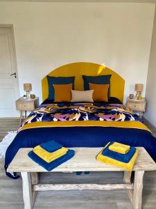 una camera da letto con un grande letto con due asciugamani su una panca di Le moulin du Mesnil a Saint-Georges-sur-Cher