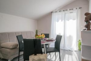 uma sala de jantar com mesa e cadeiras em Apartments Sonata em Omiš