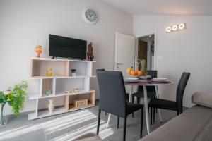 TV a/nebo společenská místnost v ubytování Apartments Sonata