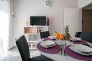 TV a/nebo společenská místnost v ubytování Apartments Sonata