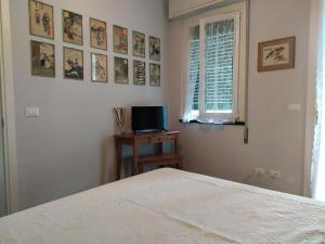 um quarto com uma cama e uma televisão numa mesa em Casa Vacanze I Giardini di Marzo em San Giorgio Di Mantova