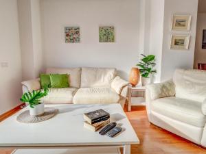 ein Wohnzimmer mit einer Couch und einem Couchtisch in der Unterkunft Mimosa Apartment by Hello Homes Sitges in Sitges + 24 Fotos