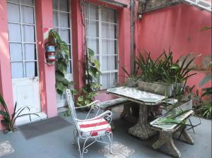 una mesa y sillas frente a un edificio rojo en Casa San Telmo en Buenos Aires