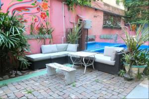 un patio con sofá y mesa frente a un edificio en Casa San Telmo en Buenos Aires