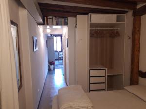 ヴェネツィアにあるCasanovaのベッド1台とクローゼットが備わる小さな客室です。