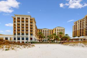 een uitzicht op een resort met een strand en gebouwen bij Sandpearl unit 757 in Clearwater Beach