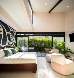 福爾圖納的住宿－BAUMA，一间卧室设有一张大床和一个大窗户