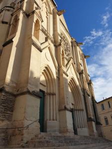 uma igreja com degraus que levam até a porta em Studio cosy dans le centre de Montpellier em Montpellier