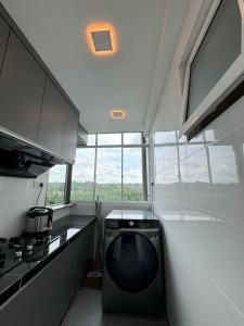 Kuchyň nebo kuchyňský kout v ubytování Sri Indah condominium