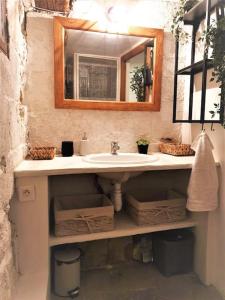 uma casa de banho com um lavatório e um espelho em Studio cosy dans le centre de Montpellier em Montpellier