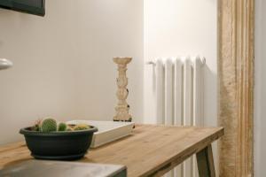 a table with a plant sitting on top of it at Casa Balmes in Lecce