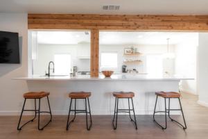 Η κουζίνα ή μικρή κουζίνα στο LUX ~Pet Friendly Richardson 3 bedroom 1 story Home~