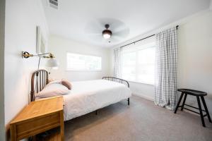 Ένα ή περισσότερα κρεβάτια σε δωμάτιο στο LUX ~Pet Friendly Richardson 3 bedroom 1 story Home~