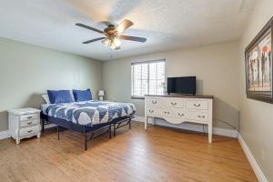 1 dormitorio con 1 cama y ventilador de techo en Roomy Cedar City Home Fenced Yard, Pets Welcome!, en Cedar City