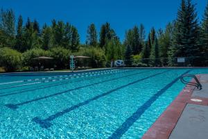 une grande piscine d'eau bleue dans l'établissement Wildflower Condo 617 Plus - Room for 8 with Sun Valley Amenities, à Sun Valley