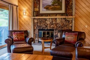 Uma área de estar em Sunburst Condo 2739 - Warmly Updated, Leather Furniture and Mountain Views