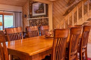 - une salle à manger avec une table et des chaises en bois dans l'établissement Sunburst Condo 2739 - Warmly Updated, Leather Furniture and Mountain Views, à Elkhorn Village
