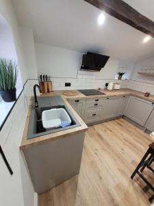 uma cozinha com um lavatório e uma bancada em Charming 1-Bed Cottage in Brynmenyn em Bridgend