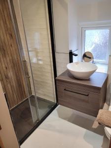 A bathroom at Charming 1-Bed Cottage in Brynmenyn