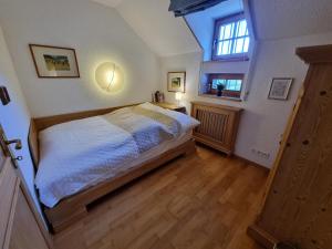 a bedroom with a bed and a window at Blockhütte im Waldviertel in Brettl