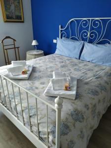 uma cama azul e branca com dois pratos em Casa Vacanze I Giardini di Marzo em San Giorgio Di Mantova