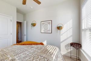 een witte slaapkamer met een bed en een raam bij Double Eagle 15 in Myrtle Beach