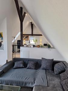 - un salon avec un canapé et des oreillers dans l'établissement Ferienwohnung im Springerhof, à Lohr