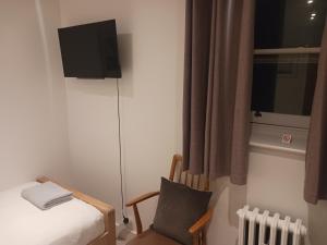 布萊頓霍夫的住宿－Number Five，小房间设有床、椅子和电视