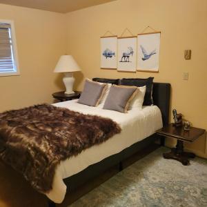 - une chambre avec un grand lit et une couverture brune dans l'établissement Wanderers Way 106, à Ketchum