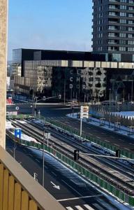 vistas a una ciudad con vías de tren y edificios en 1 bedroom with parking in center and a large terrace., en Luxemburgo