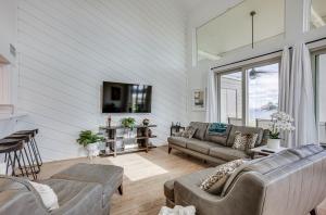uma sala de estar com dois sofás e uma televisão em Gorgeous Lakefront Townhome with Pool Access and Views em Montgomery