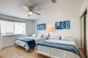 Katil atau katil-katil dalam bilik di Gorgeous Lakefront Townhome with Pool Access and Views +18 gambar