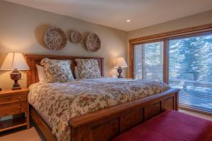 1 dormitorio con 1 cama con 2 lámparas y una ventana en Sunburst Condo 2726 - Tri-Level with Spacious Kitchen and Hot Tub Onsite, en Elkhorn Village