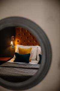 uma vista para um quarto com uma cama com cabeceira em Crooklands Hotel em Crooklands
