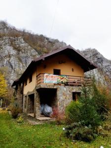 una pequeña casa con una montaña en el fondo en CASA ARTEMI, en Remeţi