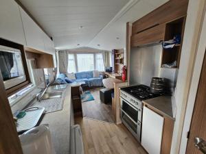 a small kitchen and living room in a caravan at Betty in Meliden