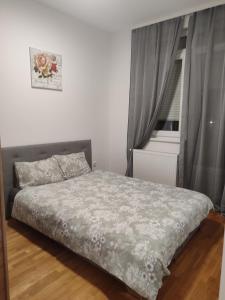 een kleine slaapkamer met een bed en een raam bij Kastel in Banja Luka