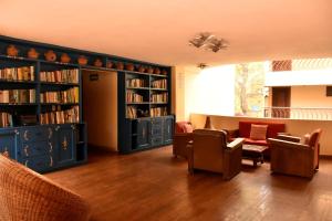 Bibliothèque dans l'hôtel