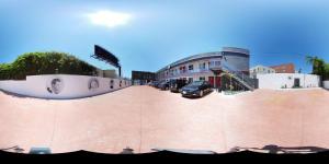 Blick auf eine Straße mit auf der Straße geparkt in der Unterkunft Legend Hotel Hollywood in Los Angeles