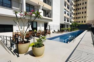 eine Terrasse mit einem Pool und Pflanzen in der Unterkunft Sampa Sky Particular: Vista Única no Último Andar in São Paulo