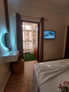 - une chambre avec un lit, un lavabo et une fenêtre dans l'établissement Charite Host Appartement , Wifi et Parking Gratuit, à Agadir