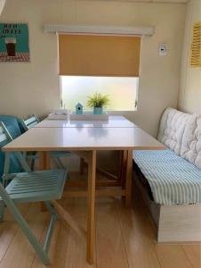 - une table en bois dans une chambre avec un canapé dans l'établissement Aqua Beach House, à Oudehaske