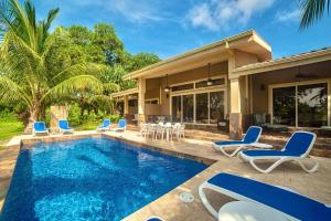 Bazén v ubytování Red Frog Beach Island Resort nebo v jeho okolí