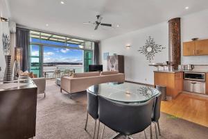 un soggiorno con divano e tavolo di AWSA Waterfront Get Away (4018) ad Auckland