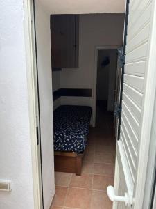 Habitación pequeña con cama pequeña en el pasillo en Casa indipendente Leo Mar, en Lampedusa