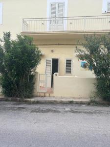 Casa blanca con balcón en la parte superior. en Casa indipendente Leo Mar, en Lampedusa